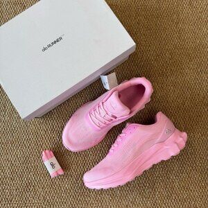 ALO Yoga Runner Sneakers